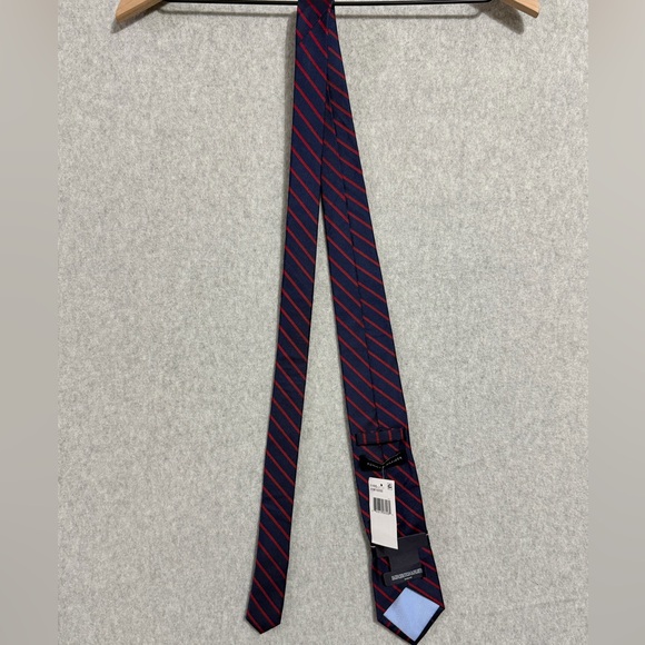 Tommy Hilfiger Men's Tie with Navy and Red Stripes - Picture 5 of 5